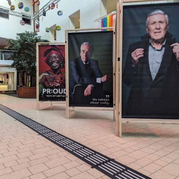 Tijdelijke geleideroute in een cultureel centrum. De route loopt langs drie grote meer dan manshoge foto's.